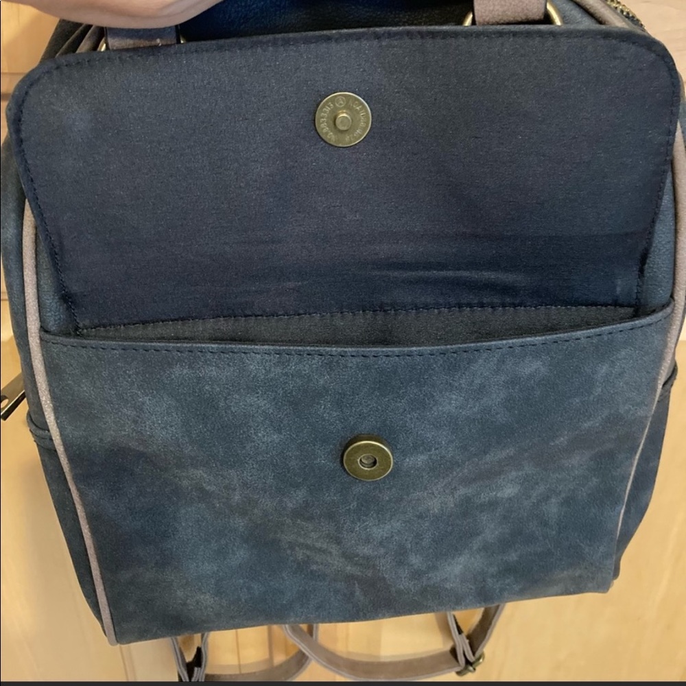 Crossbody/Backpack - Picture 2 of 8